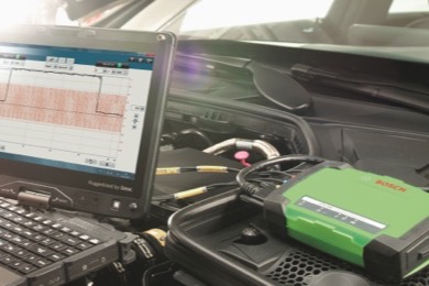 Equipo de diagnosis conectado al motor de un vehículo