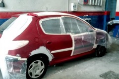 Vehículo en la zona de chapa y pintura